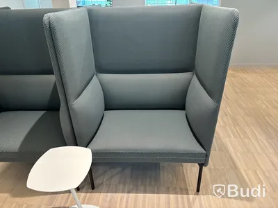 2 st. Ljudabsorberande soffor fora form och bord