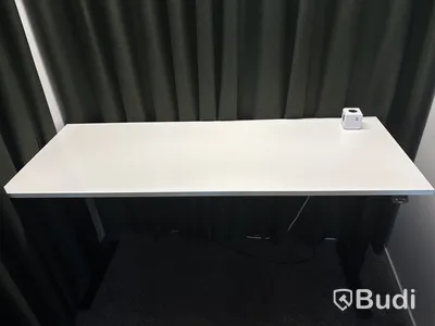 Höj- och sänkbart bord, kontorsstol och 2 st. Gardiner