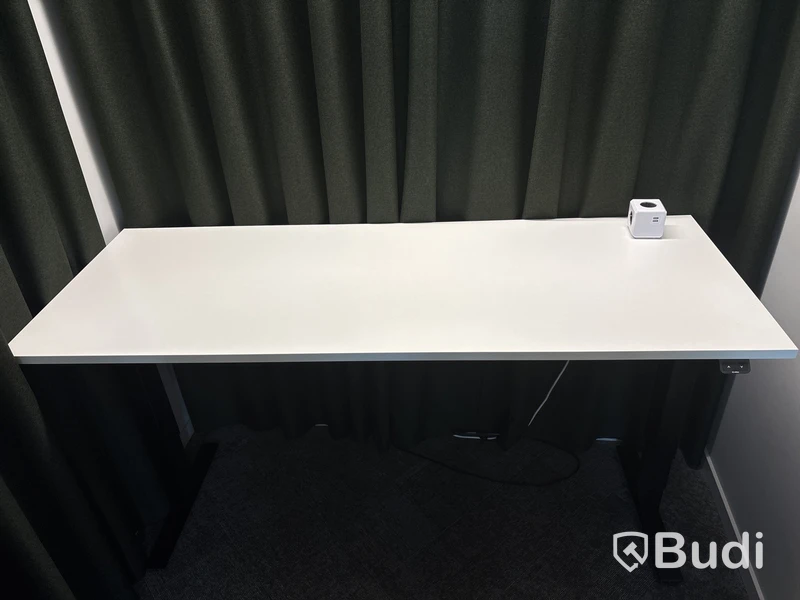 Höj- och sänkbart bord, kontorsstol och 2 st. Gardiner