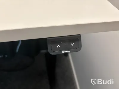 Höj- och sänkbart bord, kontorsstol och 2 st. Gardiner