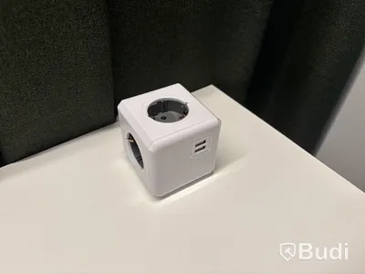 Höj- och sänkbart bord, kontorsstol och 2 st. Gardiner