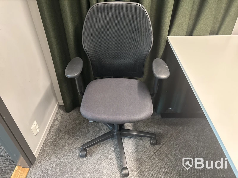 Höj- och sänkbart bord, kontorsstol och 2 st. Gardiner