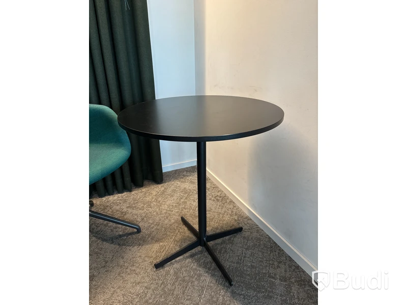 Bord, stol och 2 st. Gardiner