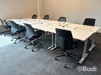 8 st. Höj- och sänkbara skrivbord och 8 st. kontorsstolar