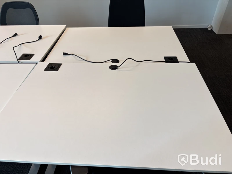 8 st. Höj- och sänkbara skrivbord och 8 st. kontorsstolar