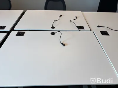 8 st. Höj- och sänkbara skrivbord och 8 st. kontorsstolar