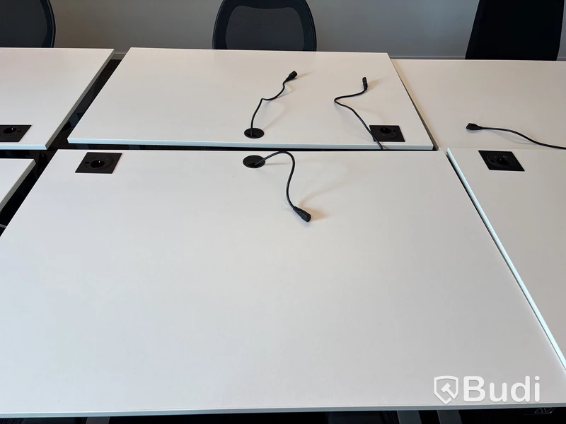 8 st. Höj- och sänkbara skrivbord och 8 st. kontorsstolar
