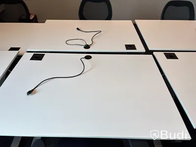 8 st. Höj- och sänkbara skrivbord och 8 st. kontorsstolar