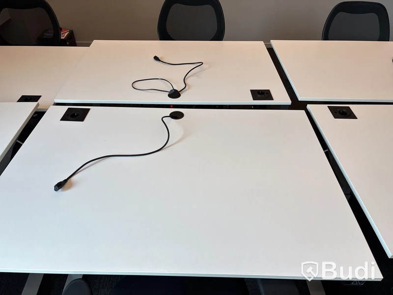 8 st. Höj- och sänkbara skrivbord och 8 st. kontorsstolar