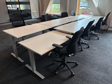 8 st. Höj- och sänkbara skrivbord Edsbyn och 8 st. Kontorsstolar 