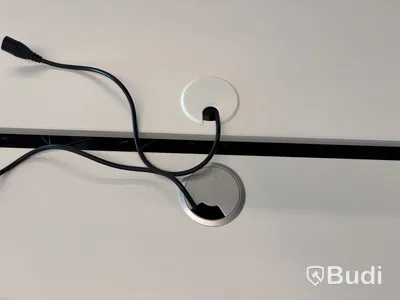 4 st. Höj- och sänkbara skrivbord och 4 st. Kontorsstolar