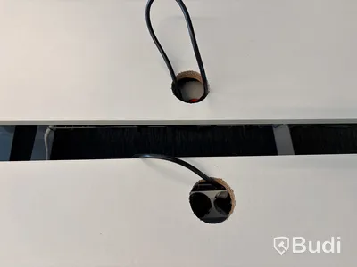 4 st. Höj- och sänkbara skrivbord och 4 st. Kontorsstolar