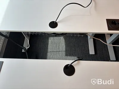 4 st. Höj- och sänkbara skrivbord och 4 st. Kontorsstolar