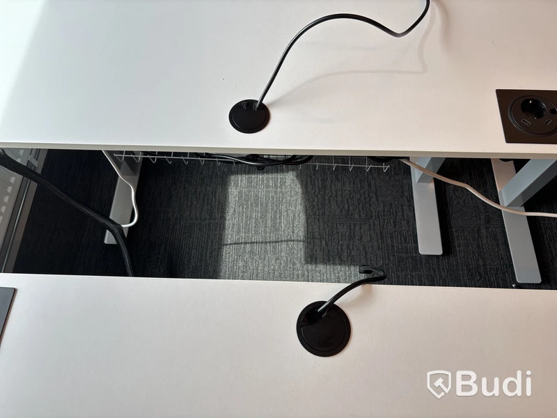 4 st. Höj- och sänkbara skrivbord och 4 st. Kontorsstolar