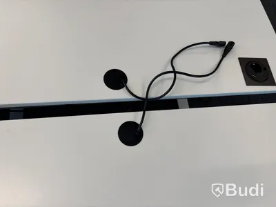 4 st. Höj- och sänkbara skrivbord och 4 st. Kontorsstolar