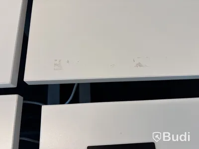 4 st. Höj- och sänkbara skrivbord och 4 st. Kontorsstolar