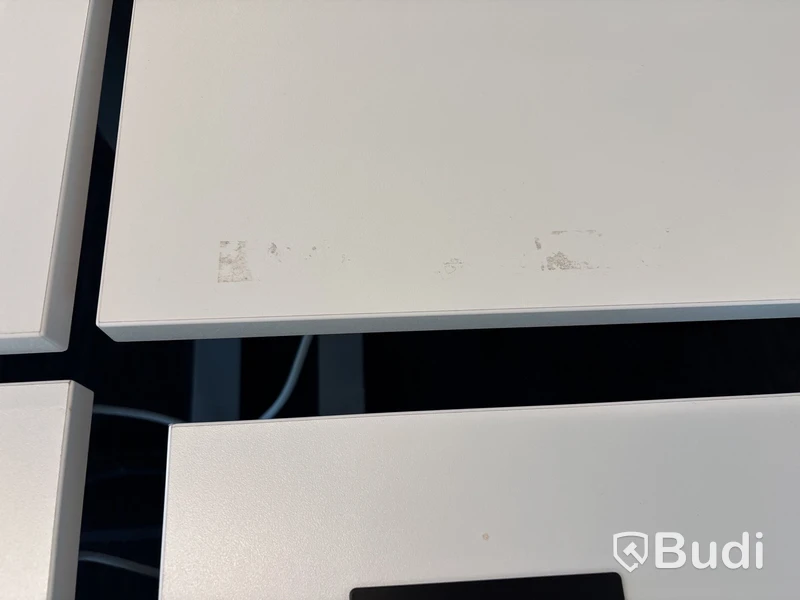 4 st. Höj- och sänkbara skrivbord och 4 st. Kontorsstolar