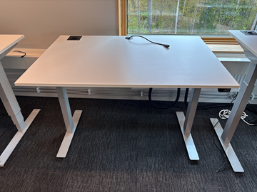 Höj- och sänkbart skrivbord och kontorsstol