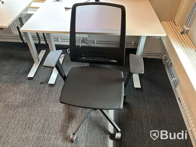Höj- och sänkbart skrivbord och kontorsstol