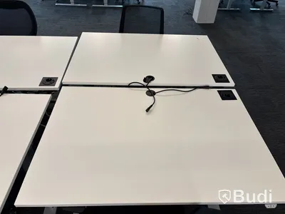 8 st. Höj- och sänkbara skrivbord och 8 st. kontorsstolar