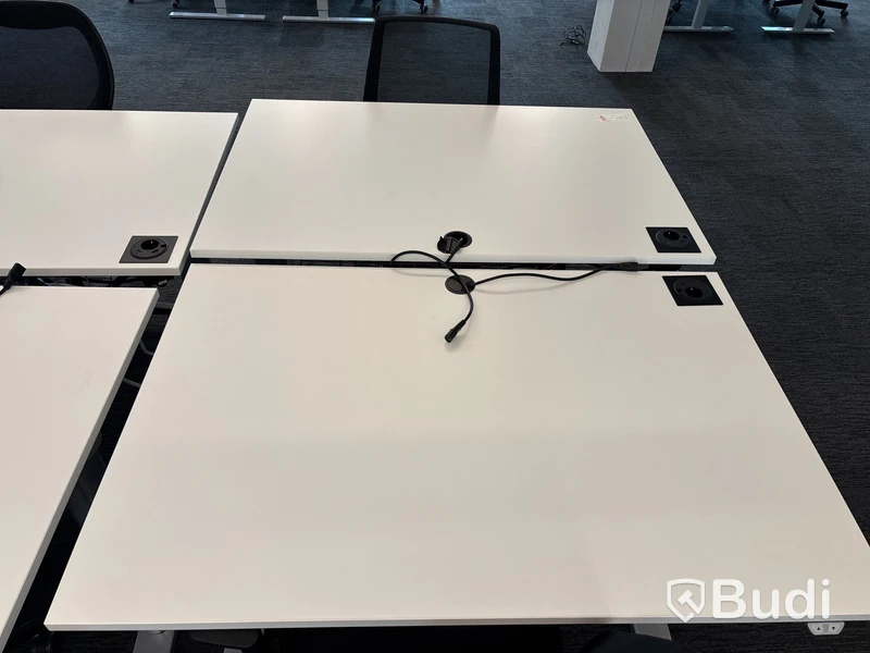 8 st. Höj- och sänkbara skrivbord och 8 st. kontorsstolar
