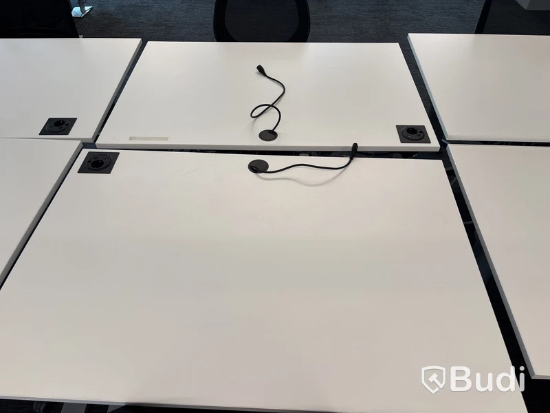 8 st. Höj- och sänkbara skrivbord och 8 st. kontorsstolar