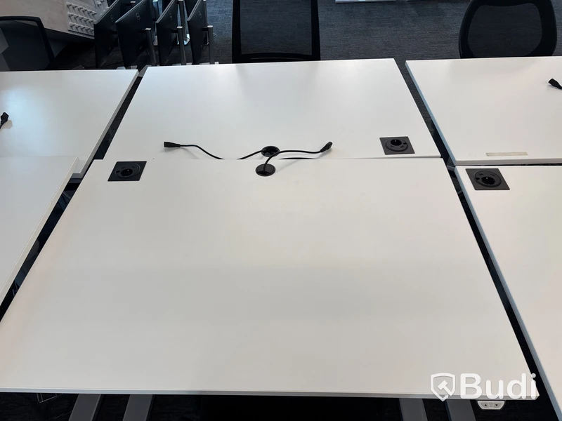 8 st. Höj- och sänkbara skrivbord och 8 st. kontorsstolar