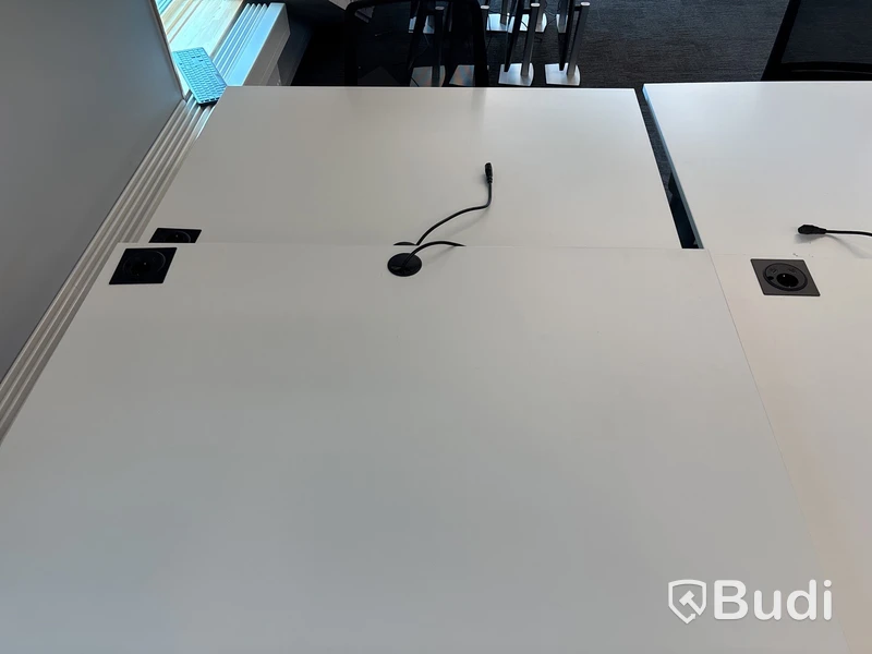 8 st. Höj- och sänkbara skrivbord och 8 st. kontorsstolar