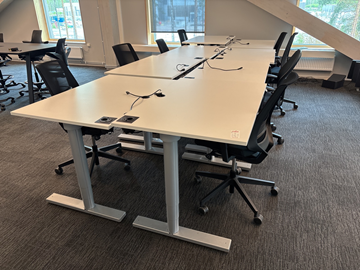 8 st. Höj- och sänkbara skrivbord och 8 st. kontorsstolar