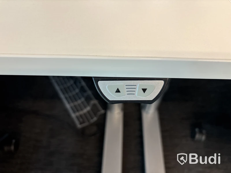 8 st. Höj- och sänkbara skrivbord och 8 st. kontorsstolar