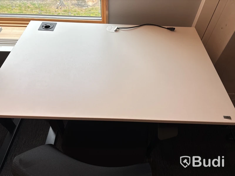 2 st. Höj- och sänkbart skrivbord och 2 st. Kontorsstolar