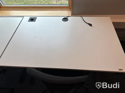 2 st. Höj- och sänkbart skrivbord och 2 st. Kontorsstolar