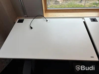 2 st. Höj- och sänkbart skrivbord och 2 st. Kontorsstolar