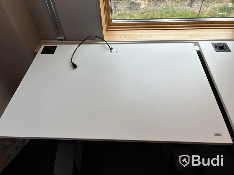 2 st. Höj- och sänkbart skrivbord och 2 st. Kontorsstolar