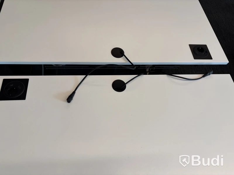 4 st. Höj- och sänkbara skrivbord och 4 st. Kontorsstolar