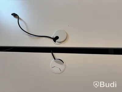 4 st. Höj- och sänkbara skrivbord och 4 st. Kontorsstolar