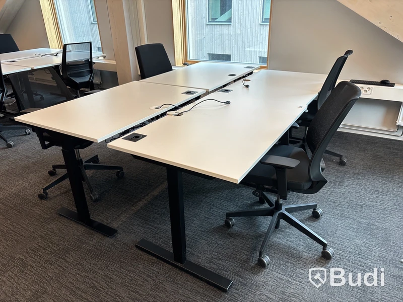 4 st. Höj- och sänkbara skrivbord och 4 st. Kontorsstolar