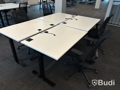 4 st. Höj- och sänkbara skrivbord och 4 st. Kontorsstolar