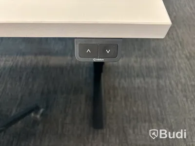 4 st. Höj- och sänkbara skrivbord och 4 st. Kontorsstolar