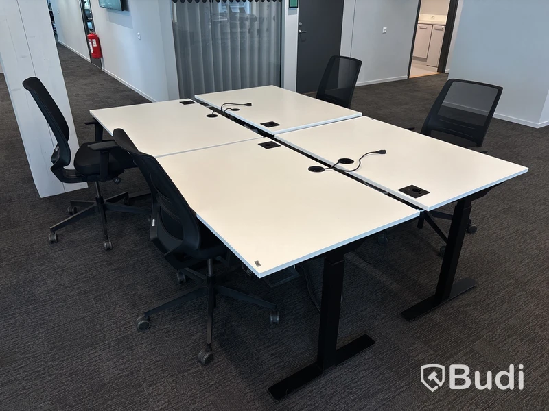 4 st. Höj- och sänkbara skrivbord och 4 st. Kontorsstolar