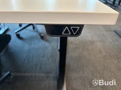 4 st. Höj- och sänkbara skrivbord och 4 st. Kontorsstolar
