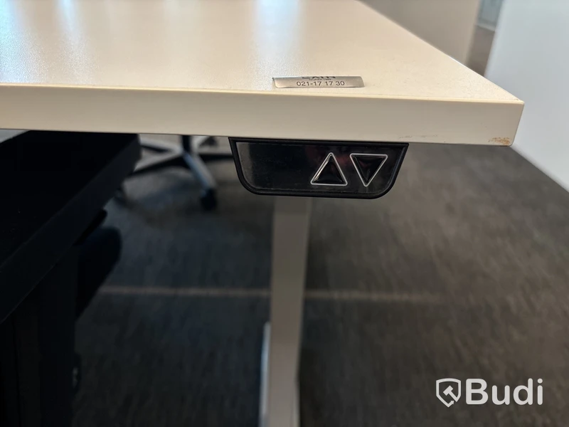 8 st. Höj- och sänkbara skrivbord och 8 st. kontorsstolar