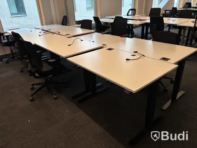 8 st. Höj- och sänkbara skrivbord och 7 st. kontorsstolar