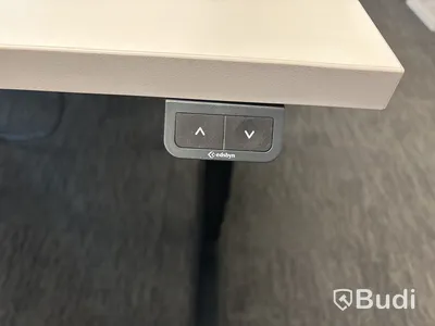 8 st. Höj- och sänkbara skrivbord och 7 st. kontorsstolar