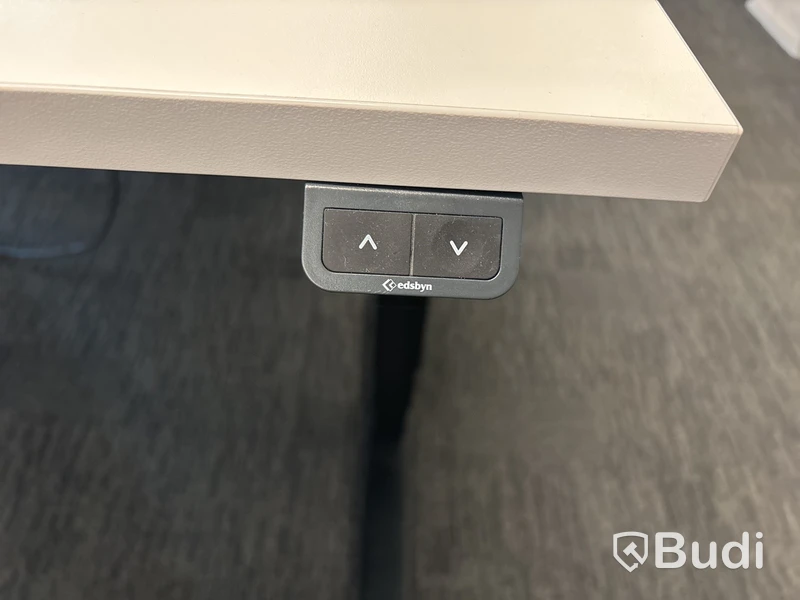 8 st. Höj- och sänkbara skrivbord och 7 st. kontorsstolar