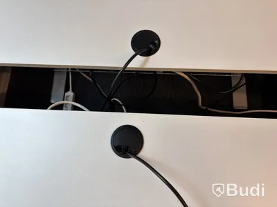 8 st. Höj- och sänkbara skrivbord och 7 st. kontorsstolar