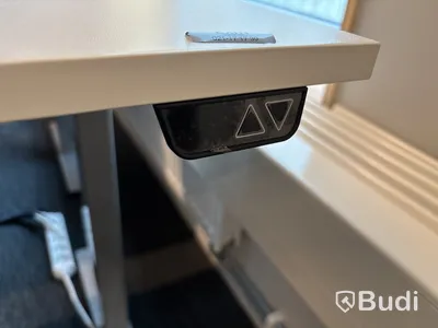8 st. Höj- och sänkbara skrivbord och 7 st. kontorsstolar