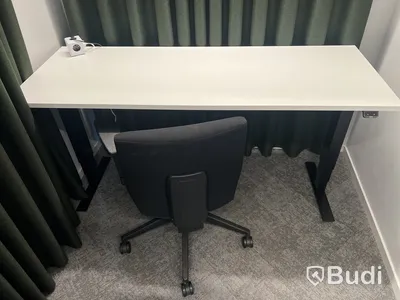 Höj- och sänkbart bord, kontorsstol och 2 st. Gardiner