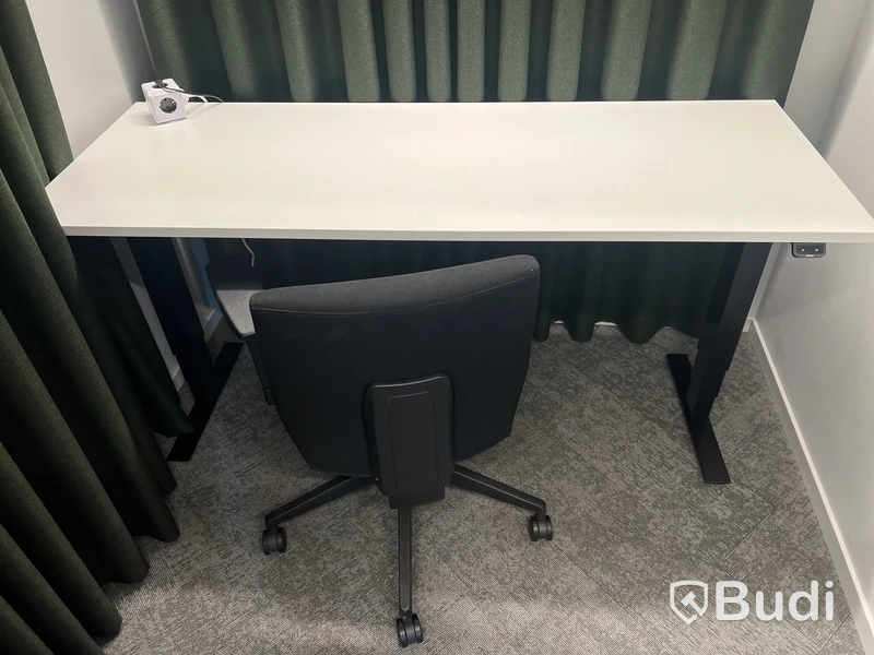 Höj- och sänkbart bord, kontorsstol och 2 st. Gardiner