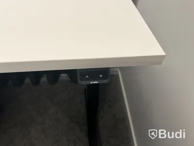 Höj- och sänkbart bord, kontorsstol och 2 st. Gardiner